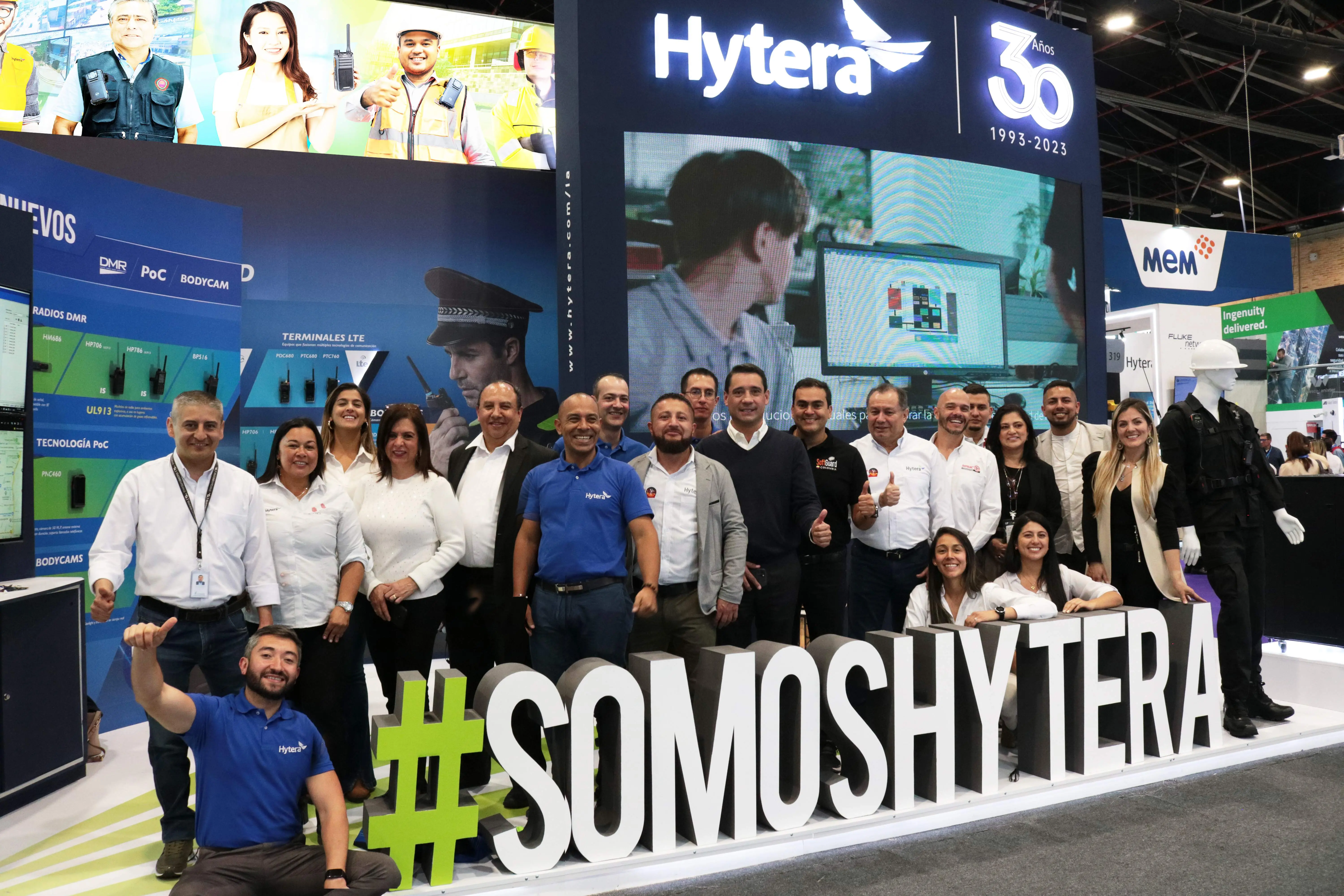 Representantes de Hytera en feria de seguridad